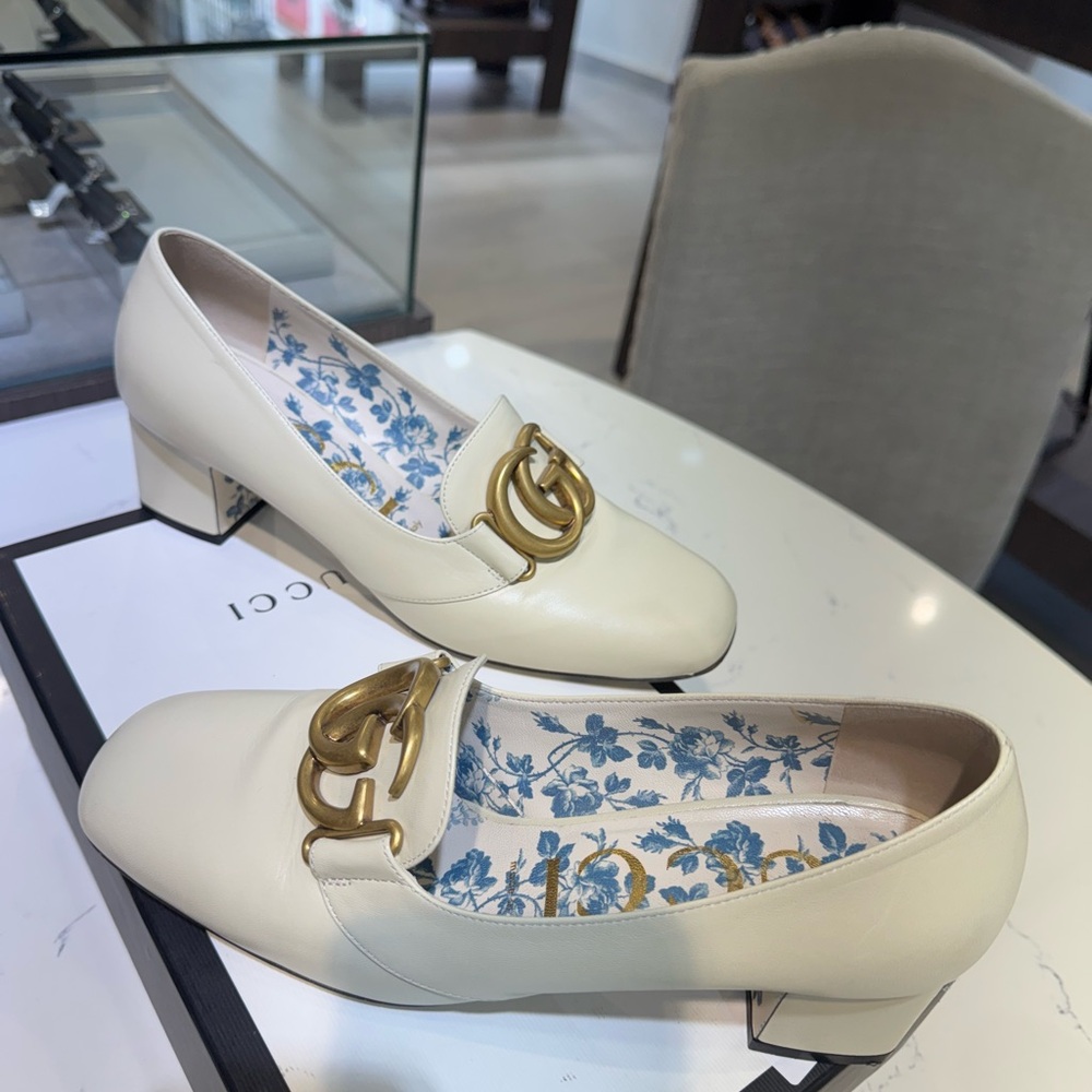 Gucci Women's Cream Loafers with Gold GG Logo Size 8 - Picture 2 of 8